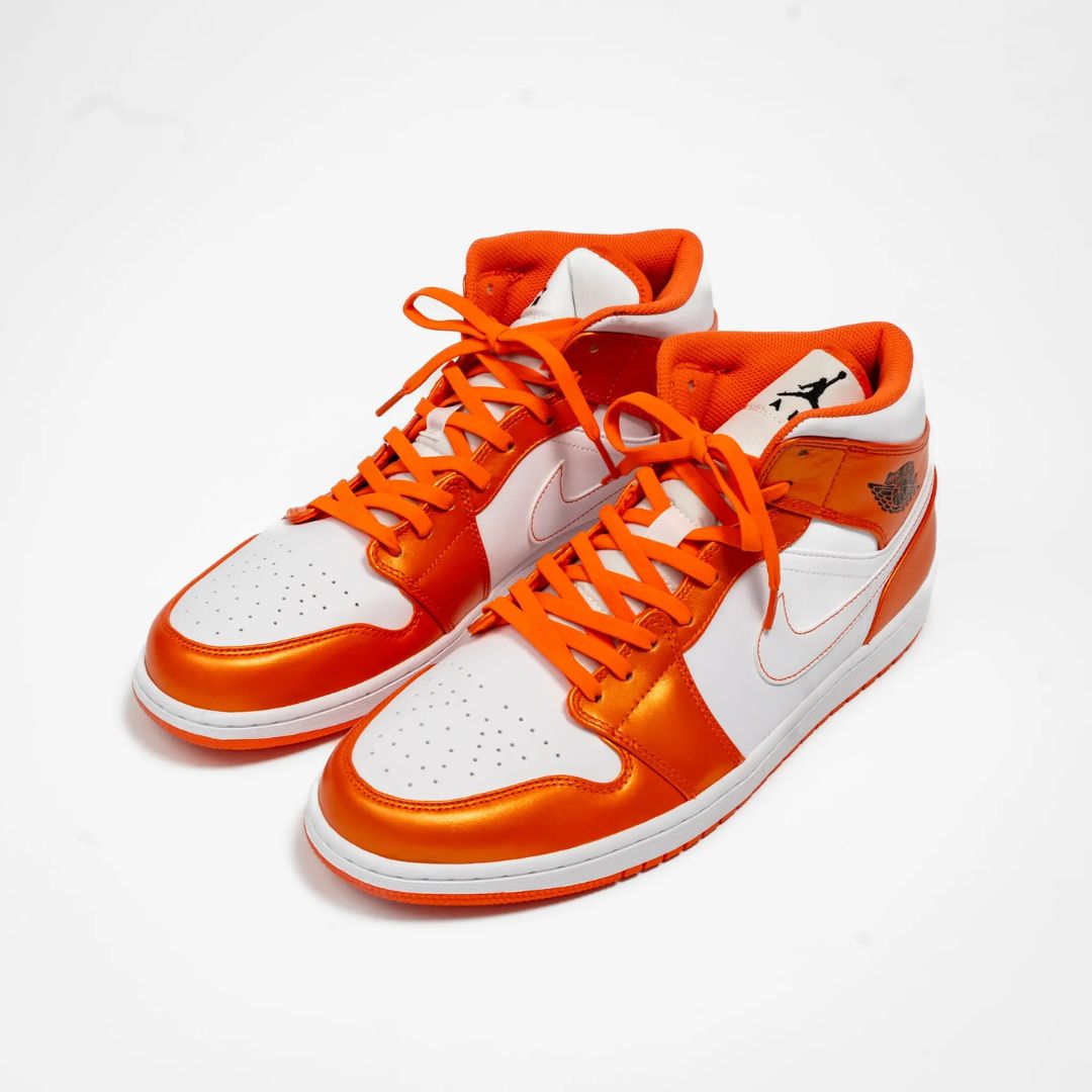 Orange elastic shoelace by Bread, featuring a coral hue, designed for easy wear and secure fit on casual footwear.