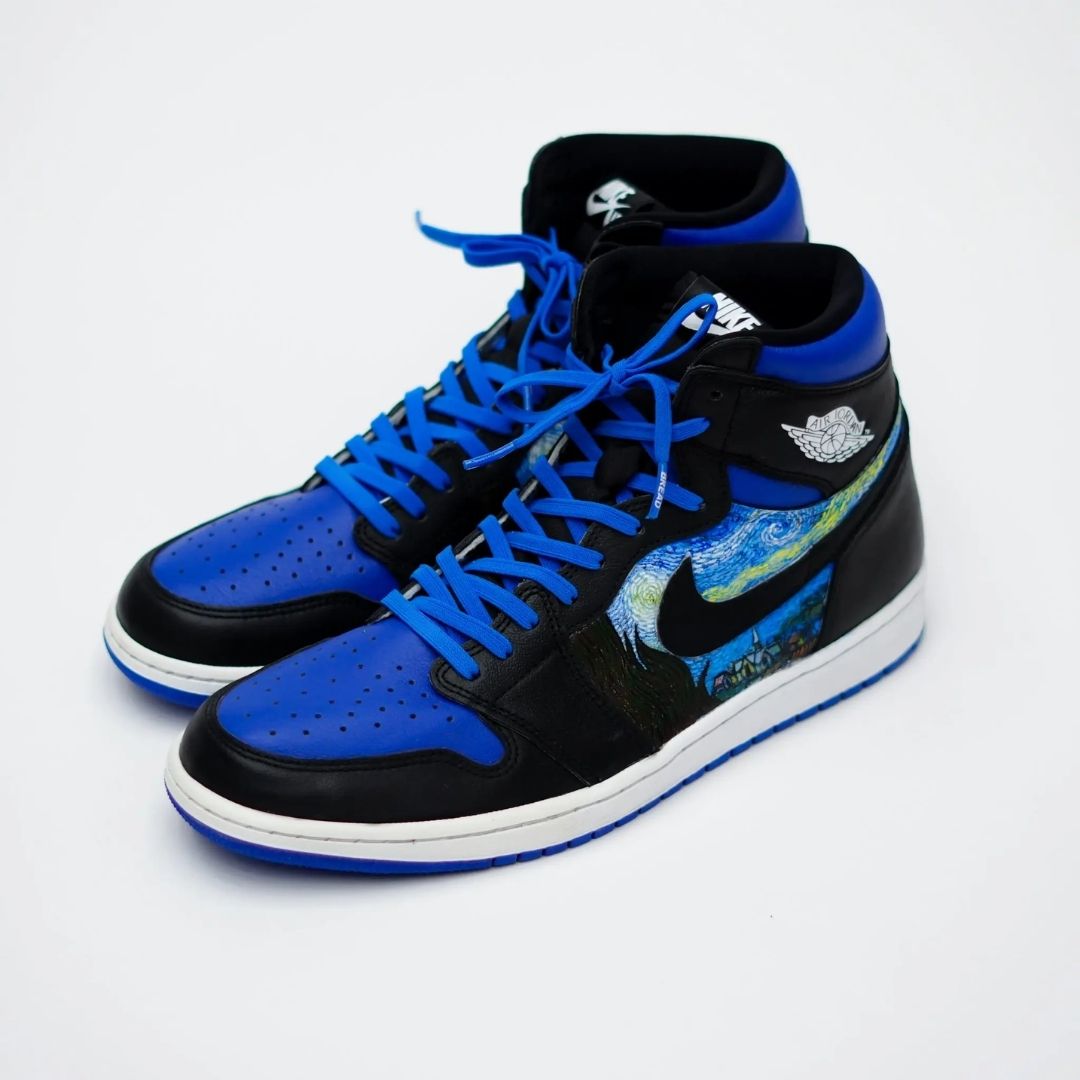 Blue elastic shoelaces by Bread, stylish and flexible laces for sneakers, shown in an image with a close-up of the shoelaces.