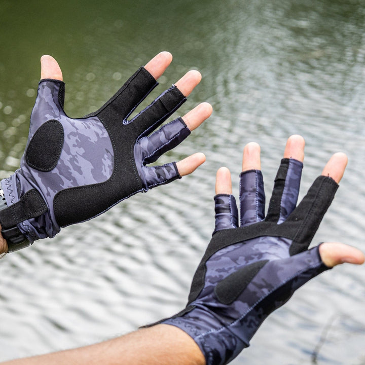 Reaction Tackle UV Fishing Gloves UPF 50+ in size S, featuring lightweight fabric and grip-enhanced palms for fishing comfort